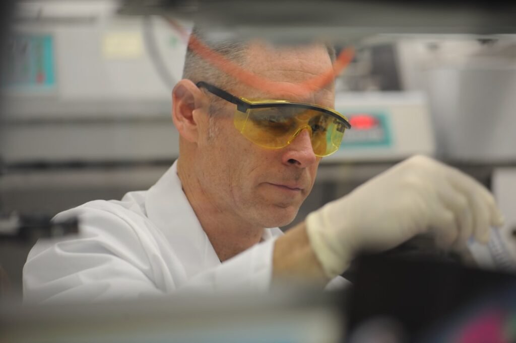 Forsker som arbeider med DNA-prøver i et laboratorium