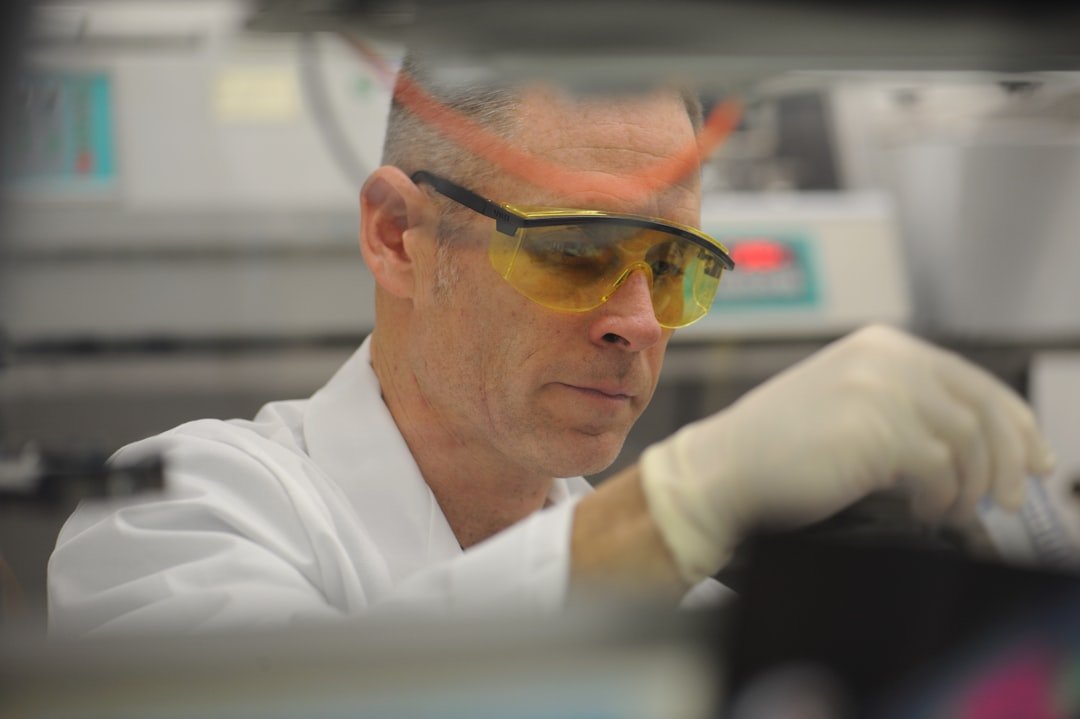 Forsker som arbeider med DNA-prøver i et laboratorium