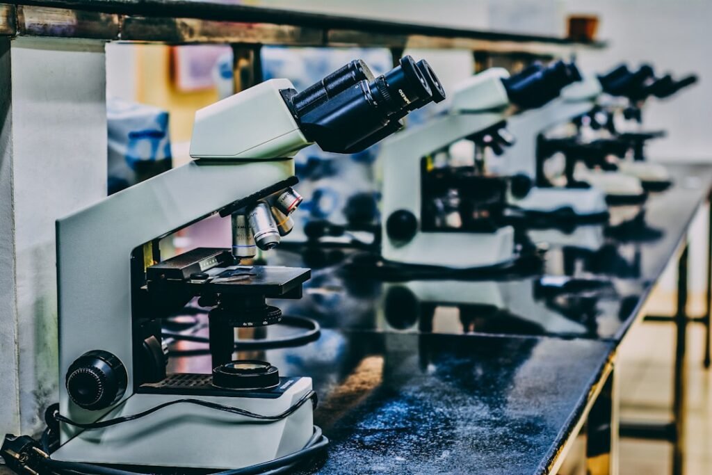 Mikroskop i laboratorium som illustrerer forskning på NAD og aldringsbiologi